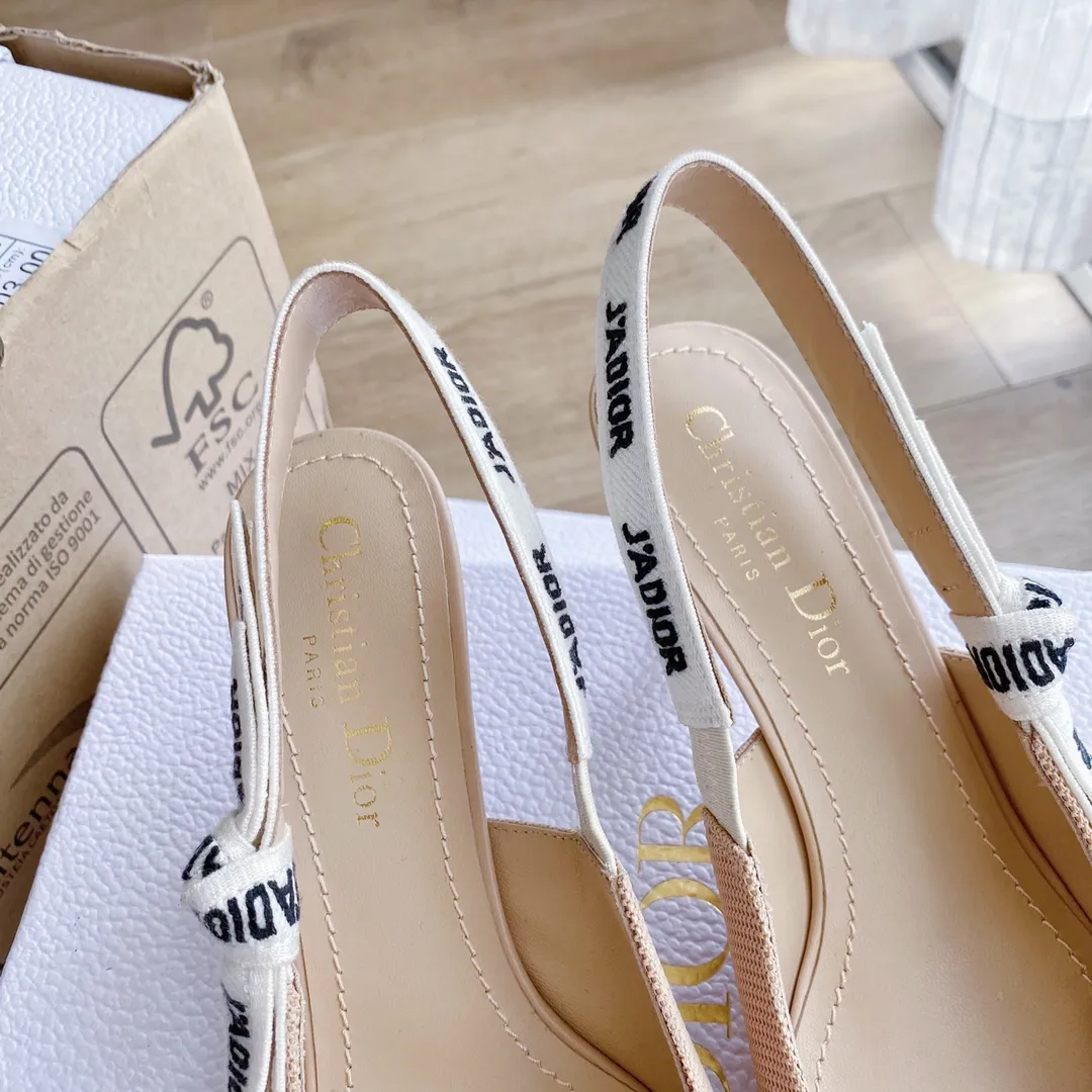👟👟Ex-factory price 440👟👟 Developed one-to-one from the original version, 👠👠✨ ✨Dior’s popular sandals are new🔥 🔥 The same style as the most popular internet celebrities and celebrities of the year💁 💁. Imported fabric, lining and feet are made of calfskin lining🐑. Original molded heel, heel height 10Cm 6.5cm💘 Original molded metal outsole with five-pointed star LOGO mark✨. Original bow, 💅 Italian leather outsole. 👄💋 Full set of packaging (bags, cards, invoices, one-to-one wrapping paper) 34 40 41 customized